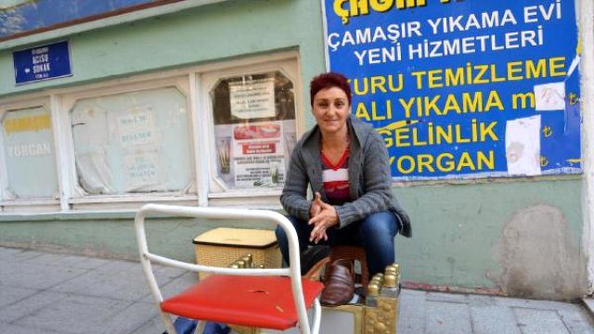 Kızı İçin Ayakkabı Boyacılığı Yapıyor