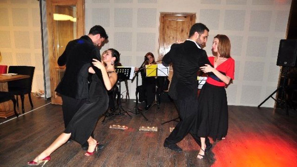 Kuzguni\'de Görkemli Tango Gecesi
