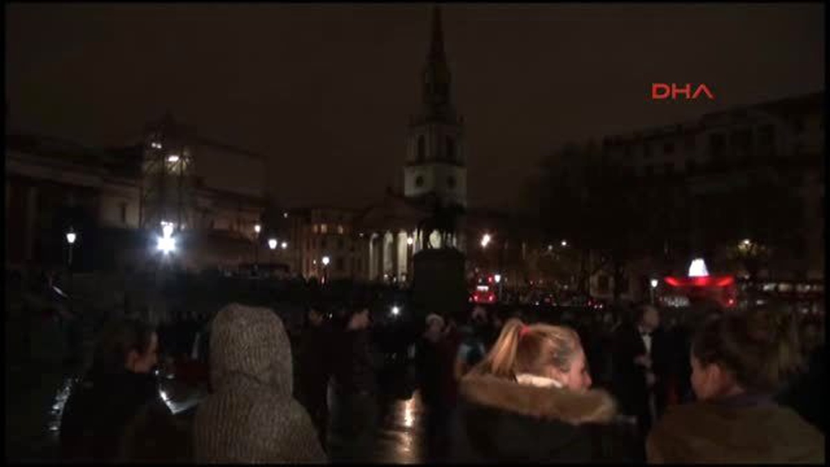 Londra\'da Fransa İçin Kırmızı, Beyaz ve Maviye Büründü