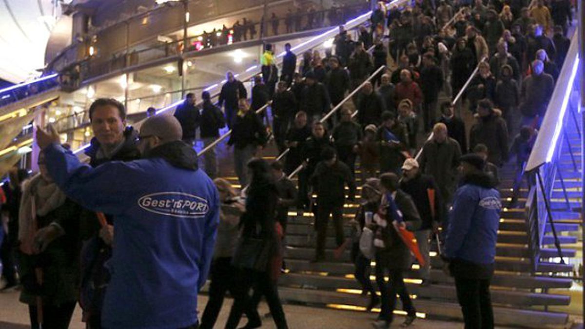 Maçtan Çıkan Taraftarlar, Fransa'daki Terörü Milli Marş Okuyarak Lanetledi