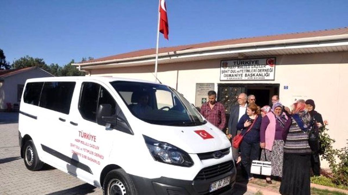 MHP Lideri Devlet Bahçeli Şehit Aileleri ve Gaziler Derneği\'ne Minibüs Hibe Etti