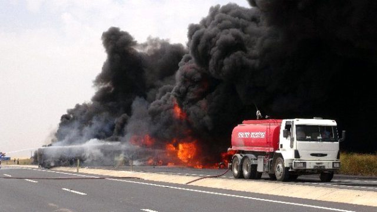 Mardin\'de Ham Petrol Yüklü Tanker Devrildi