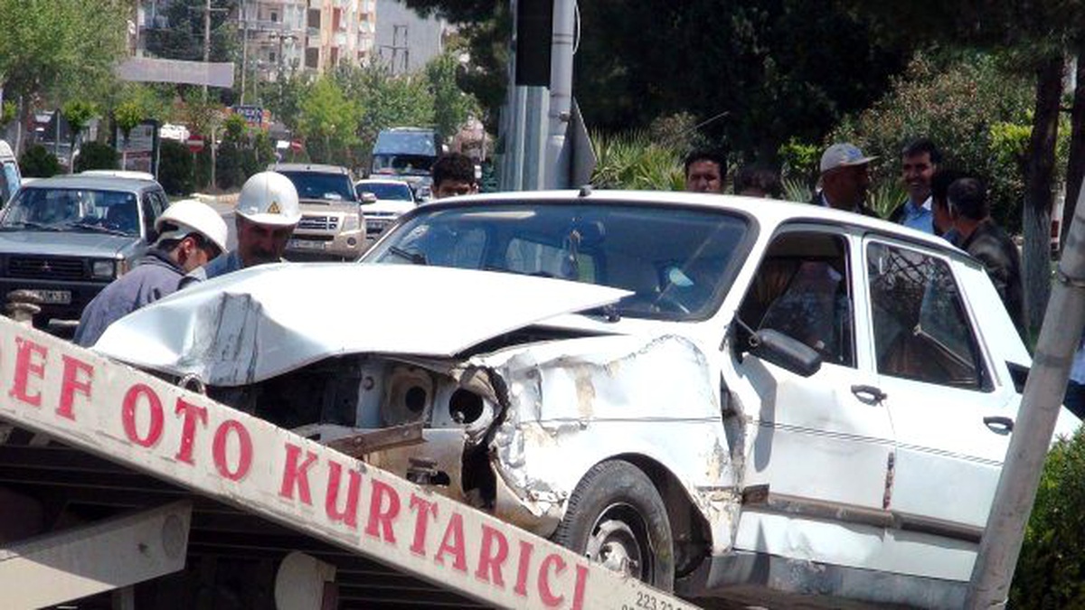 Aydınlatma Direğini ve Ağaçları Devirdi, Korkuluğa Çarparak Durabildi