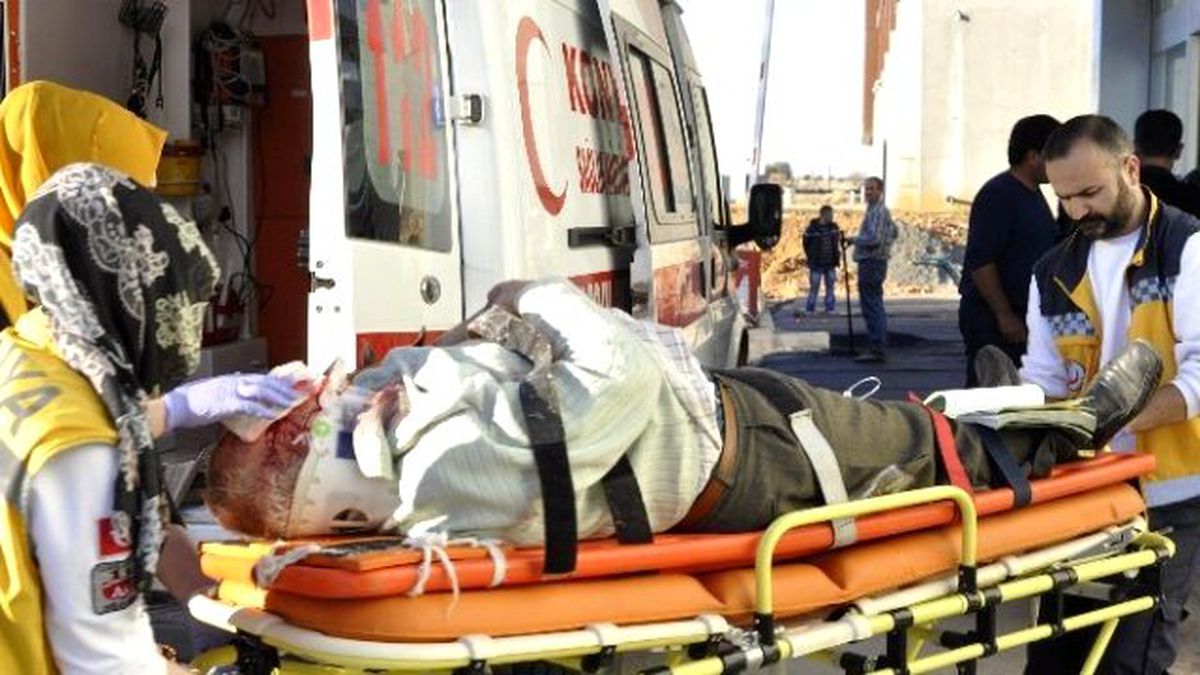 Otomobil Kanala Uçtu: 3 Yaralı