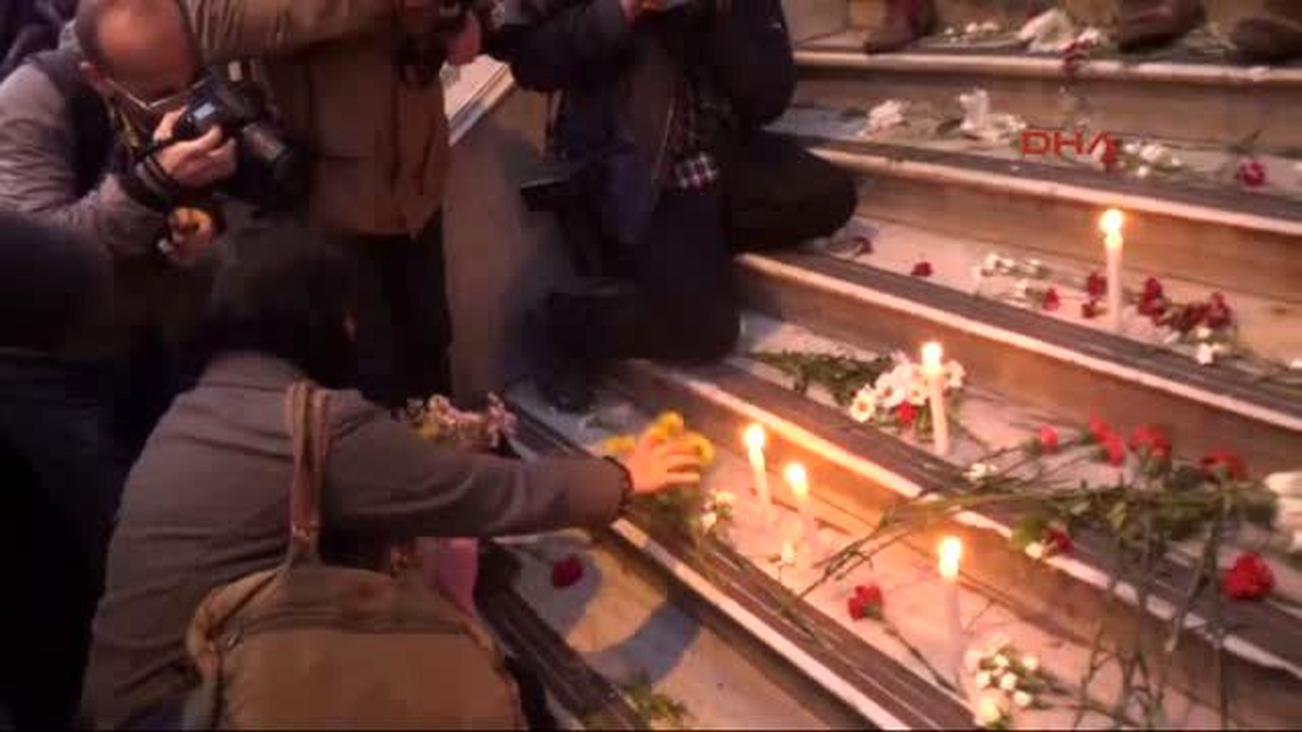 Paris İçin Başkonsolosluk Önünde Mum Yaktılar