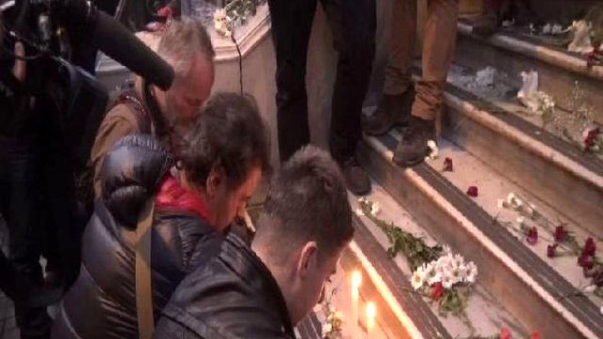 Paris İçin Başkonsolosluk Önünde Mum Yaktılar