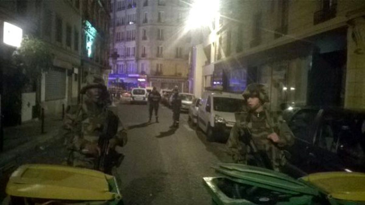 Paris\'te Askerler Sokağa İndi