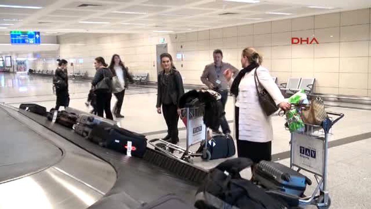 Paris\'ten İlk Uçakla Gelen Türkler Son Durumu Anlattı