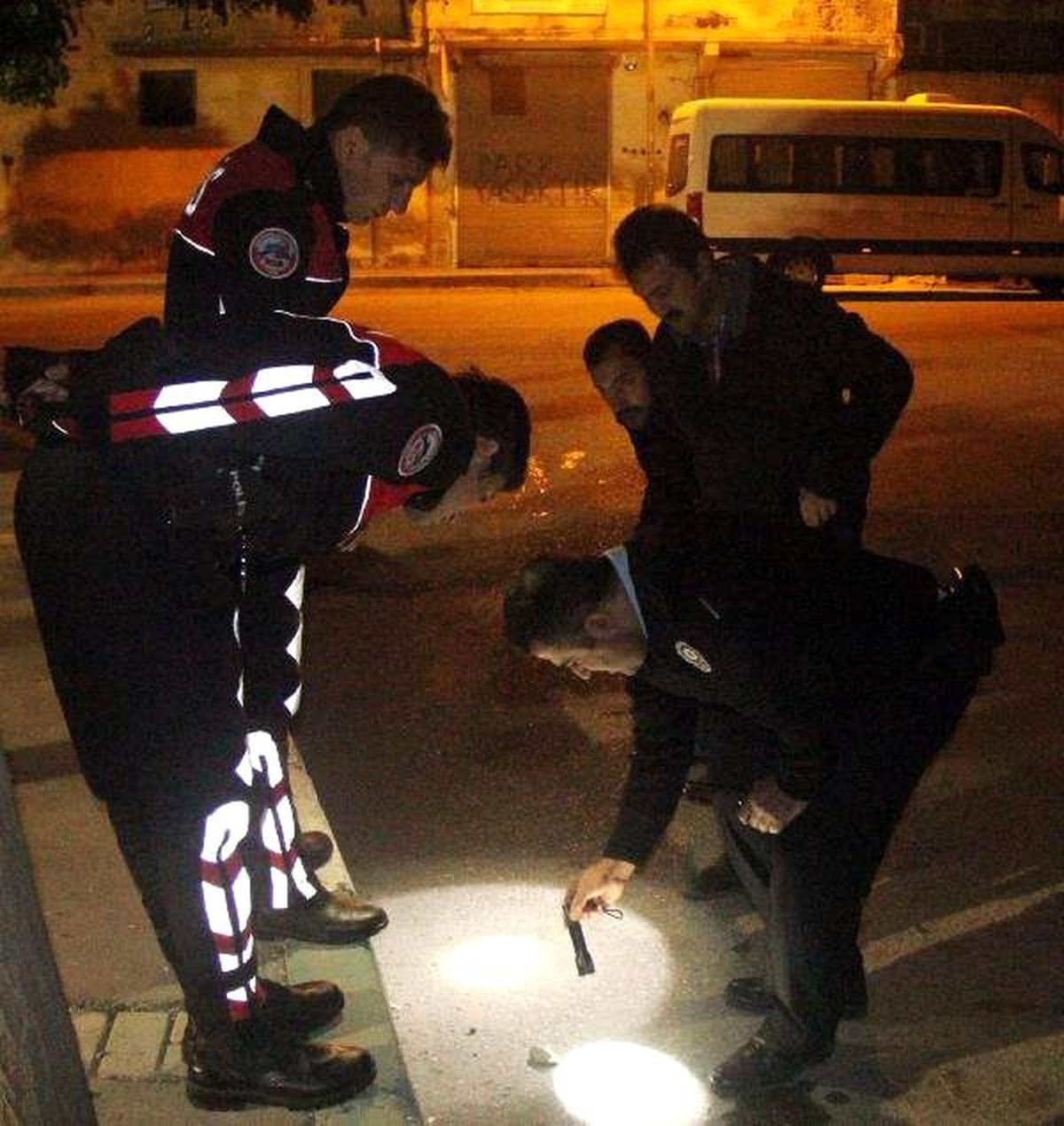 Şanlıurfa\'da Parkta Oturan 2 Arkadaş Bacağından Yaralandı