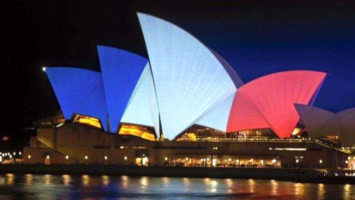 Sydney\'in Ünlü Opera Binası Fransa Bayrak Rennkleriyle Işıklandırıldı