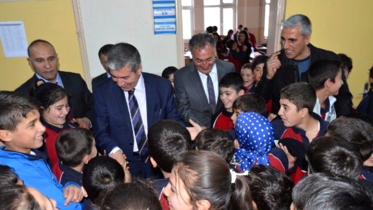 Tatvan\'daki 16 Okulun Bahçesi Kilitli Parke Taşı ile Kaplandı