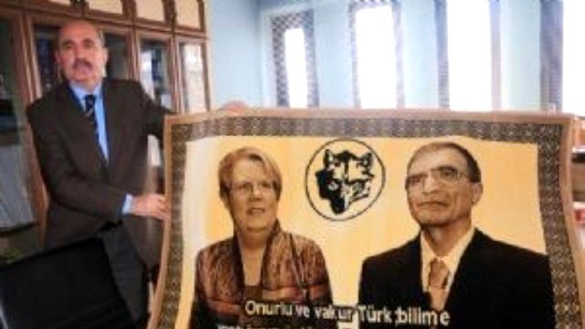 Türk Ocağından Sancar\'a Hediyeli Teşekkür