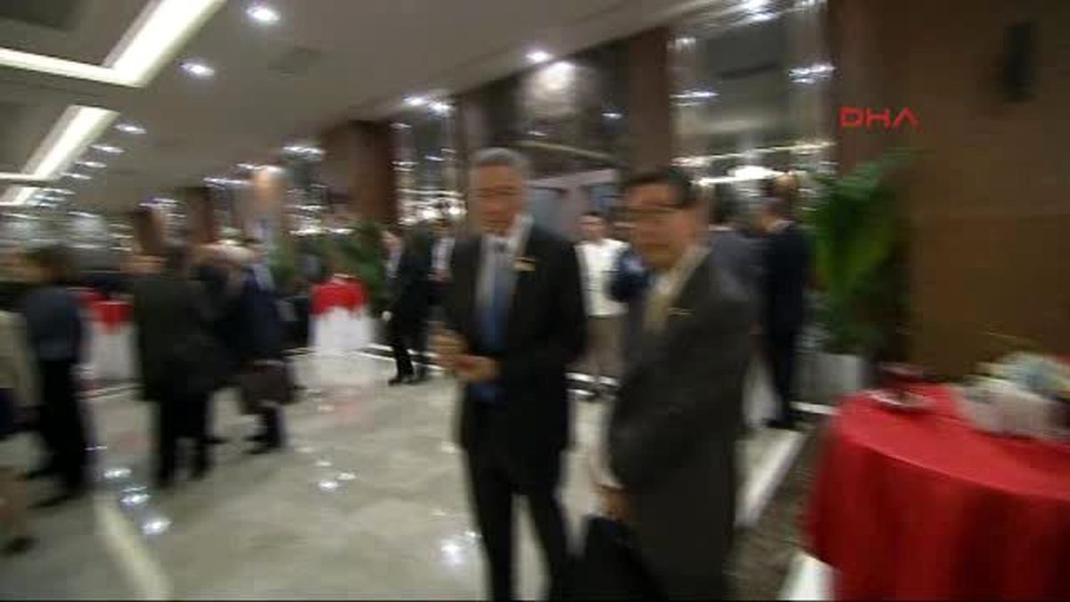 Obama ve Putin Görüşüyor! Peki Bu Adam Ne Yapıyor?