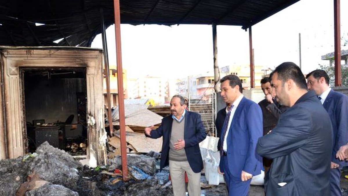 Batman Valisi Yanan Hırdavat Deposunu İnceledi
