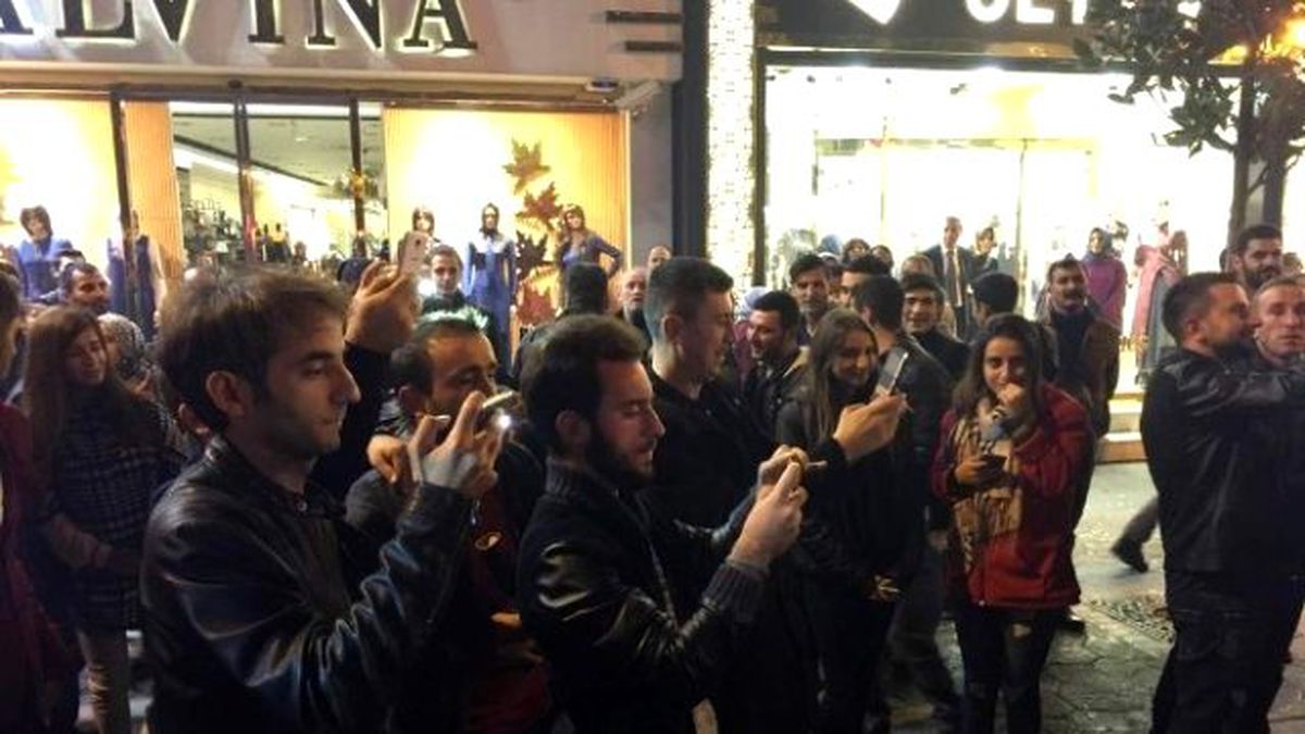 Çark Caddesinde Sürpriz Evlenme Teklifi