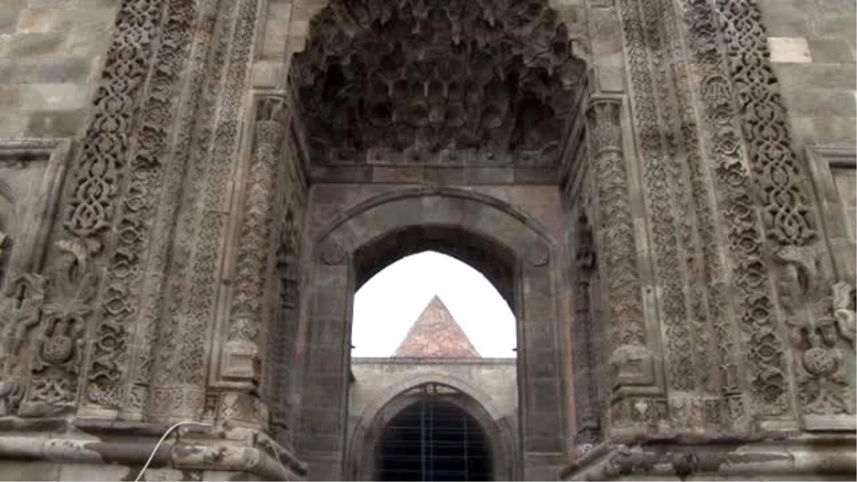 Çifte Minareli Medrese, Yeni Bulunan Çinileriyle de İlgi Çekiyor