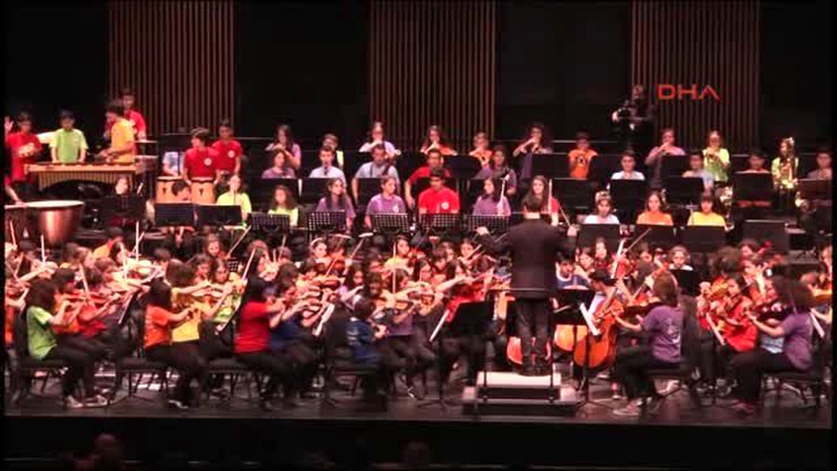 Çocuklar, \'Barış İçin Müzik\' Konserini Paris\'te Ölenlere İthaf Etti