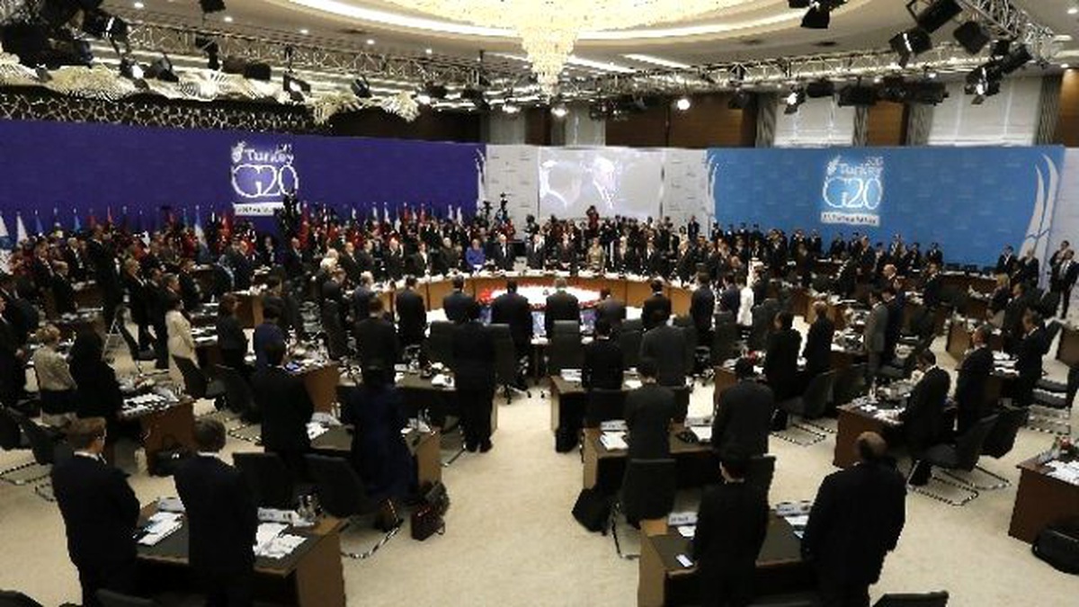 G20 Zirvesi\'nde Erdoğan Liderleri Paris\'teki Terör Saldırısı İçin Saygı Duruşuna Çağırdı