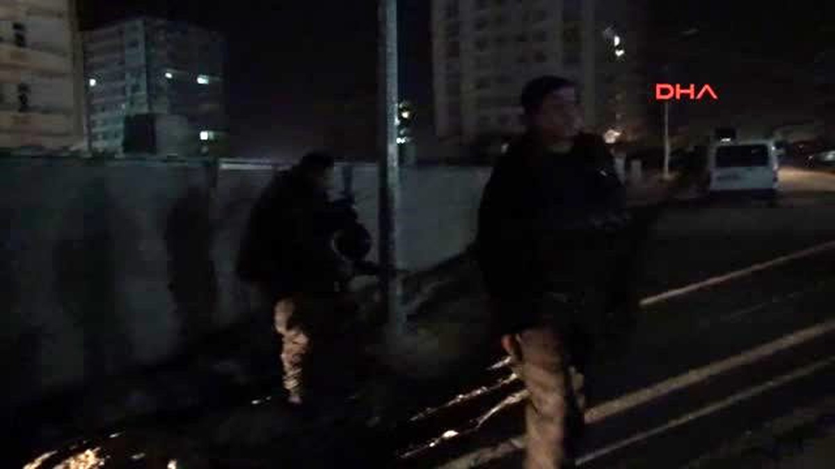 Gaziantep\'te Hücre Evi Operasyonunda Canlı Bomba Kendini Patlattı; 4 Polis Yaralandı Ek