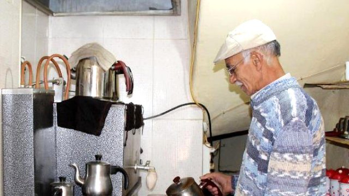 Burdurspor Teknik Direktörü, Hafta İçi Çaycılık Yapıyor