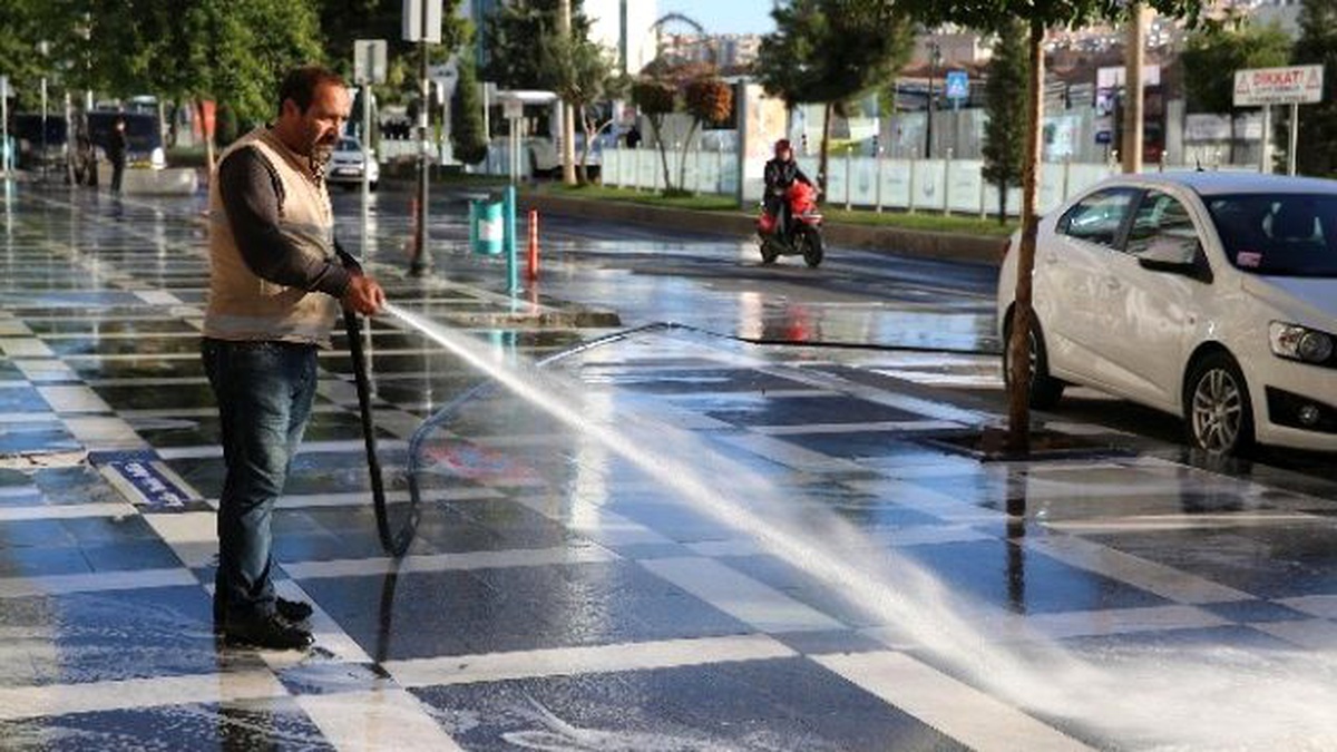Haliliye Belediyesi Cadde ve Sokakları Köpüklü Su ile Yıkıyor