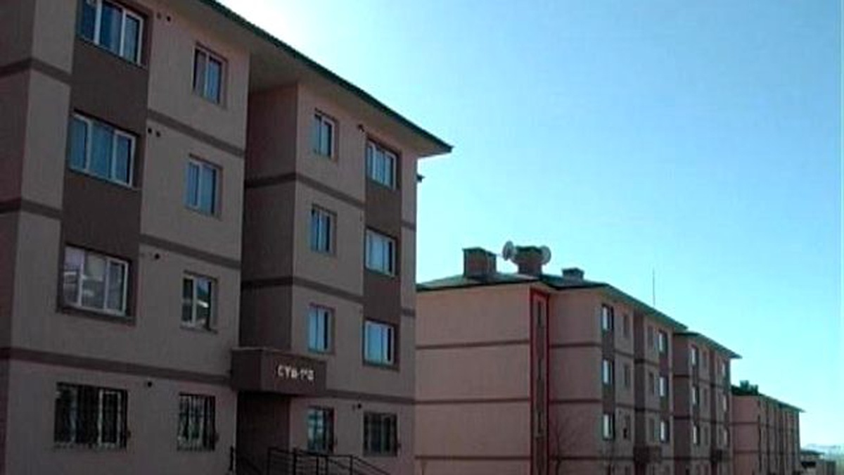 Kars\'ta Fırtına Çatıları Uçurdu
