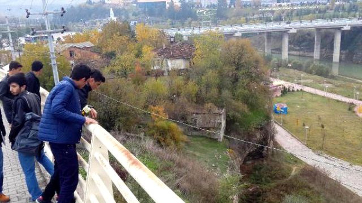 Korkuluklardan Kampüs İçine Atlayan Üniversiteli Yaralandı