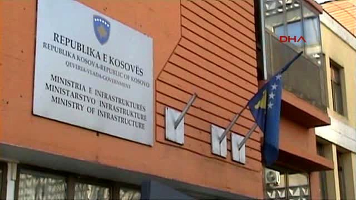 Kosova\'da Bayraklar Yarıya İndirildi