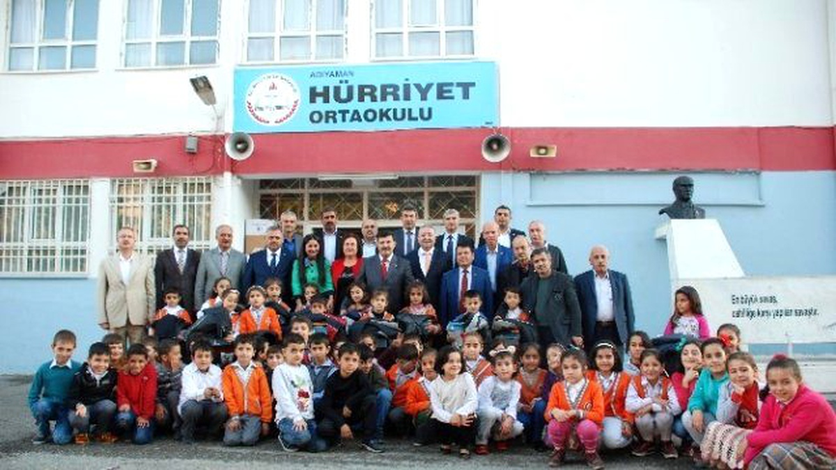 Muhtarlardan Öğrencilere Giyim ve Kırtasiye Yardımı