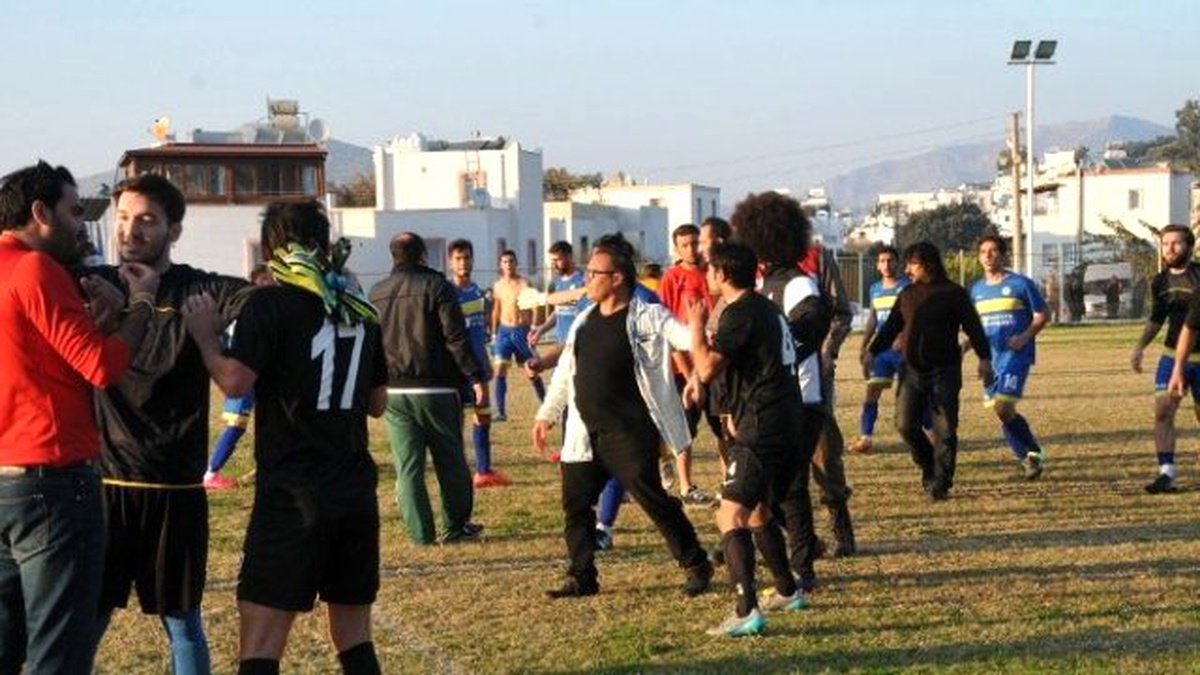 Nejat İşler\'in Başkanlığını Yaptığı Gümüşlük Gençlikspor Maçında Arbede