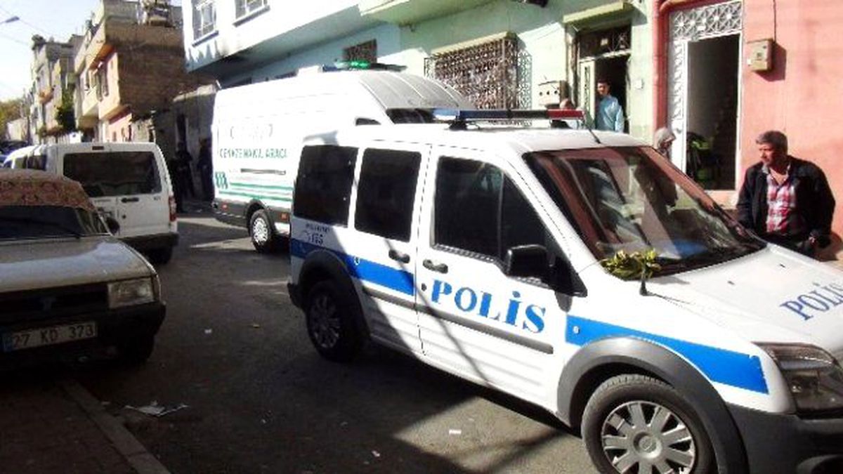 Sevgilisini Tabancayla Vurup, Sonra Boğazını Kesti