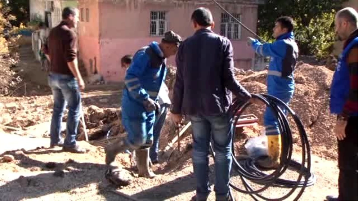 Diyarbakır\'da Silvan Halkı Terörün İzlerini Silmeye Çalışıyor