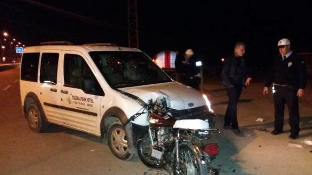 Üzerinde 3 Gencin Bulunduğu Motosiklet, Hafif Ticari Araçla Çarpıştı