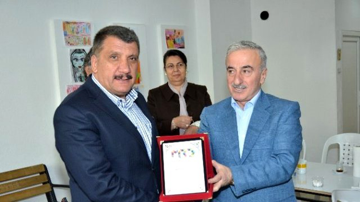 Vali Kamçı ve Başkan Gürkan, Ressamlarla Bir Araya Geldi