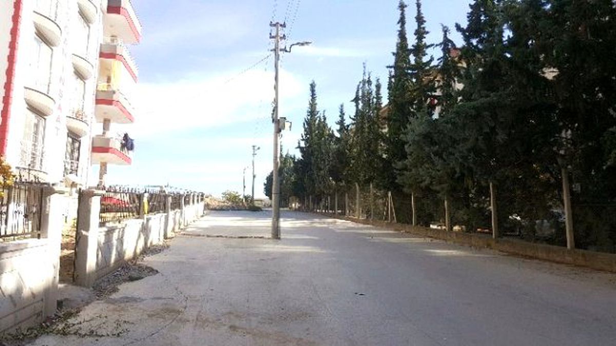 Yol Ortasında Kalan Elektrik Direği Tehlike Saçıyor