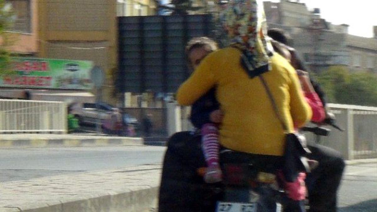 5 Kişilik Ailenin Motor Üzerinde Tehlikeli Yolculuğu