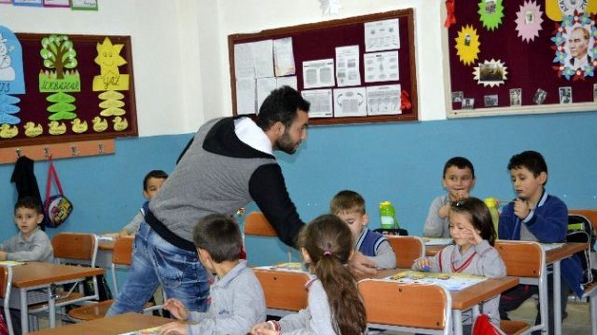 Alaplı Yurtkur Öğrencilerinden Minik Öğrencilere Kırtasiye Yardımı
