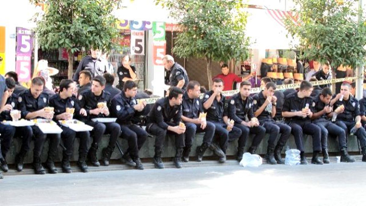 G-20'de Görev Yapan Çevik Kuvvetin Ekmek Arası Molası