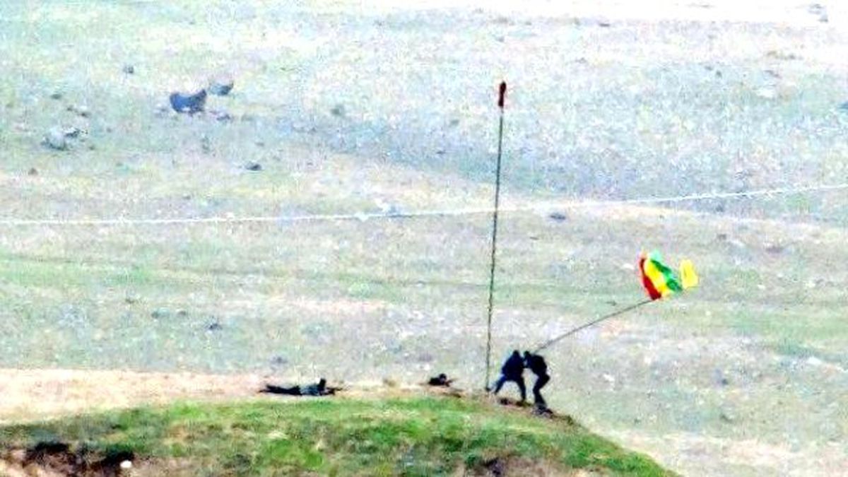 Cizre'deki Bir Tepeye Dikilen PKK Flamasını İndiren Polise Ateş Açıldı