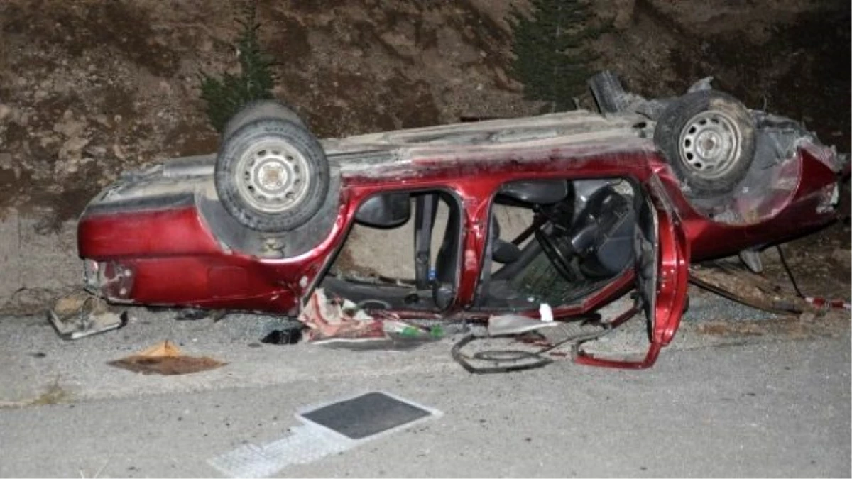 Sivas\'ta Otomobil Domuza Çarparak Devrildi: 5 Yaralı