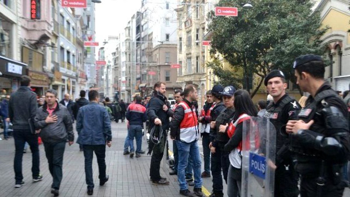 Fransa Konsolosluğunda Saldırıda Hayatını Kaybedenler İçin Anma Töreni