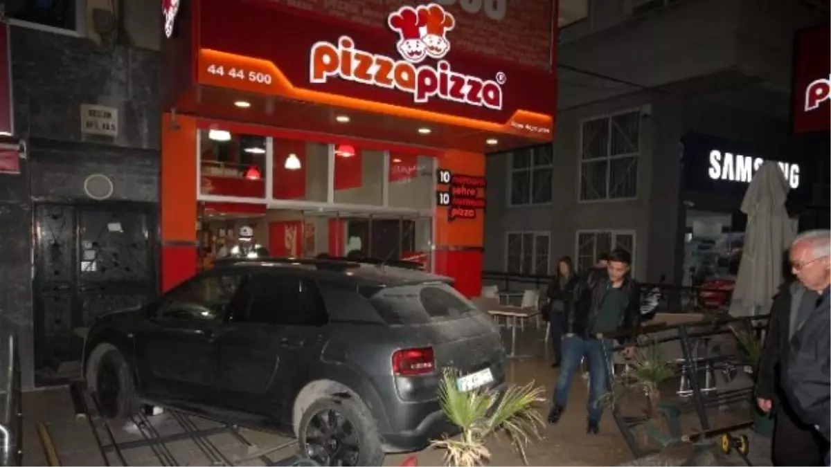 Fren Yerine Gaza Basınca Pizzacıya Girdi