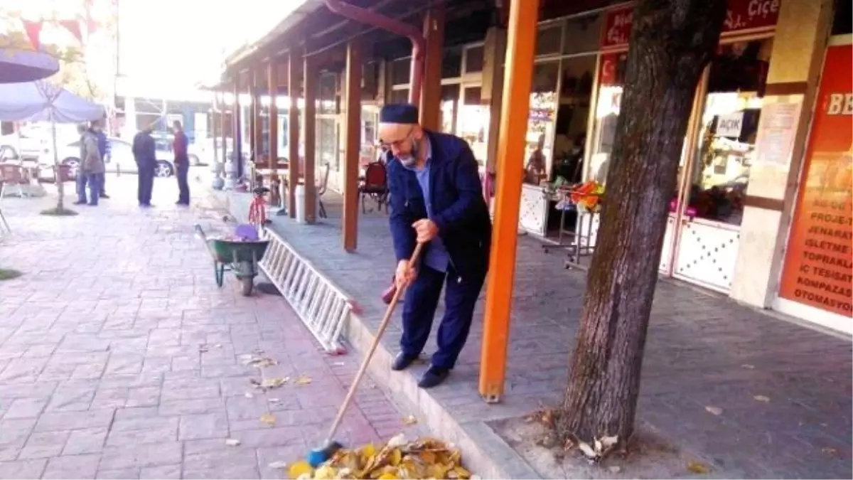 Kapısının Önünü Temizleyen Vatandaş Örnek Oluyor