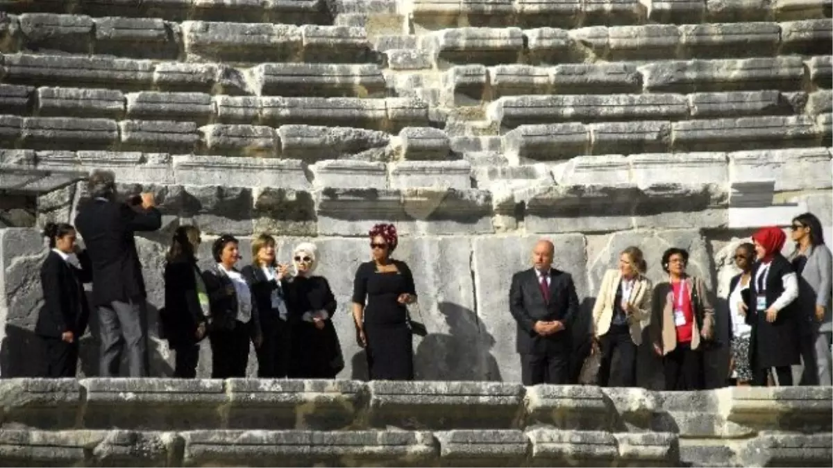 Lider Eşleri Aspendos\'u Gezdi, Renkli Görüntüler Ortaya Çıktı