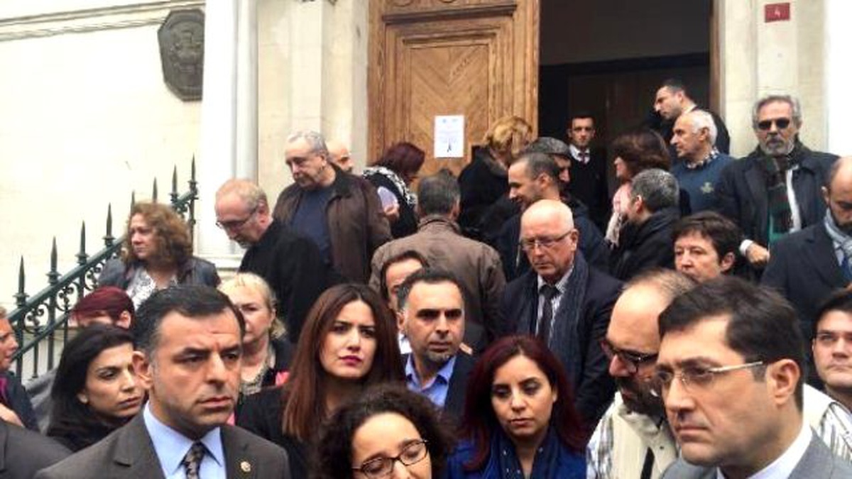 Paris\'teki Terör Saldırılarında Ölenler İçin Fransız Başkonsolosluğu\'nda Anma