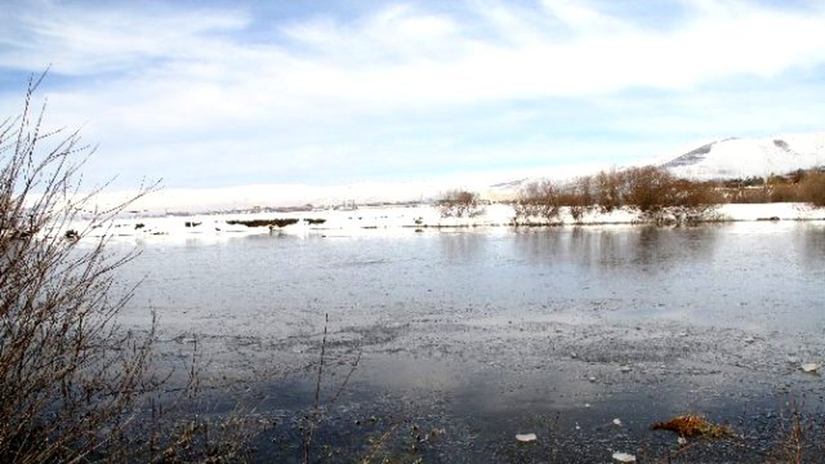 Soğuk Havayla Birlikte Kura Nehri Buzla Kaplandı