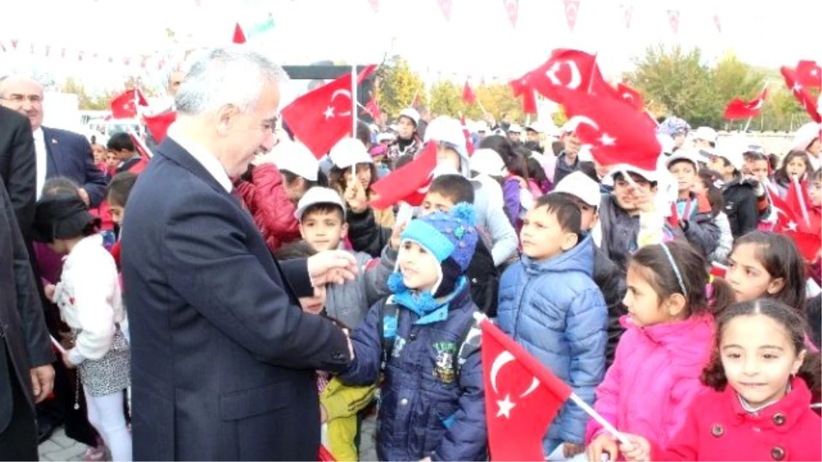 Suriyeli Çocuk İstiklal Marşı\'nı Türkçe ve Ezberinden Okudu