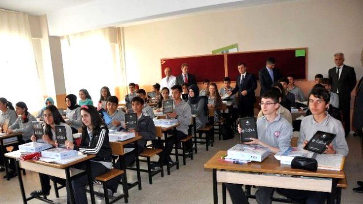 Suşehri\'nde Öğrencilere Tablet Bilgisayar Dağıtıldı