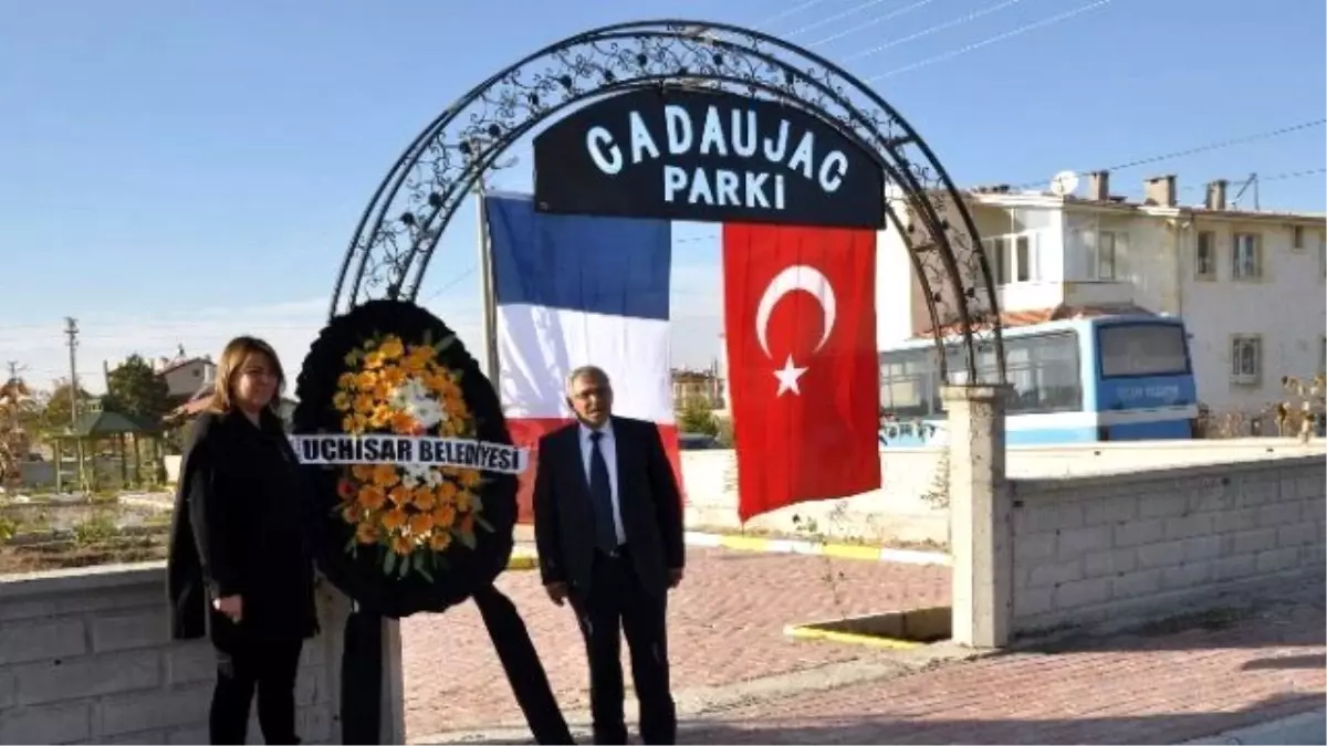 Uçhisar Belediyesi ve Turizmciler Uçhisar\'daki Fransız Parkına Siyah Çelenk Koydu