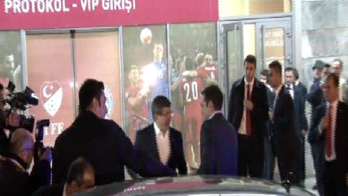 Başbakan Davutoğlu, Çipras\'ı Stat Önünde Karşıladı